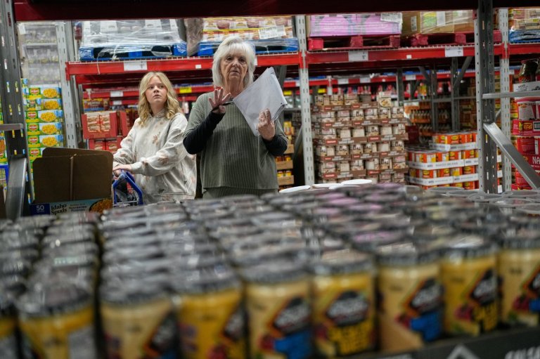 AP Photos: A cafeteria worker prepares a Thanksgiving meal to feed hundreds | iNFOnews.ca