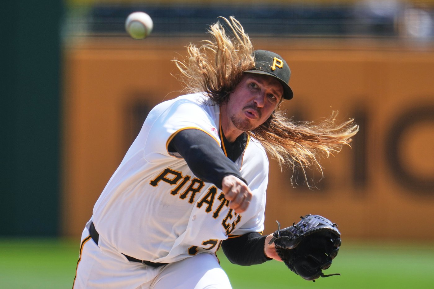 Pirates use six relievers to two-hit the Giants in a 5-2 victory | iNFOnews.ca