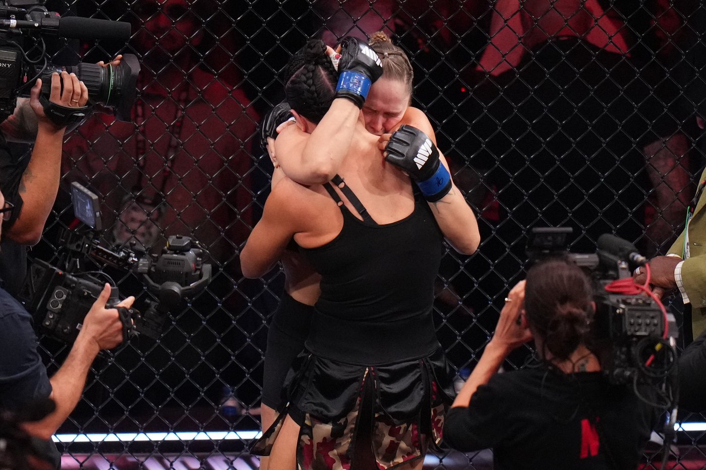 Ronda Rousey stops Gina Carano with an armbar 17 seconds into their double comeback bout | iNFOnews.ca Ronda Rousey stops Gina Carano with an armbar 17 seconds into their double comeback bout | iNFOnews.ca