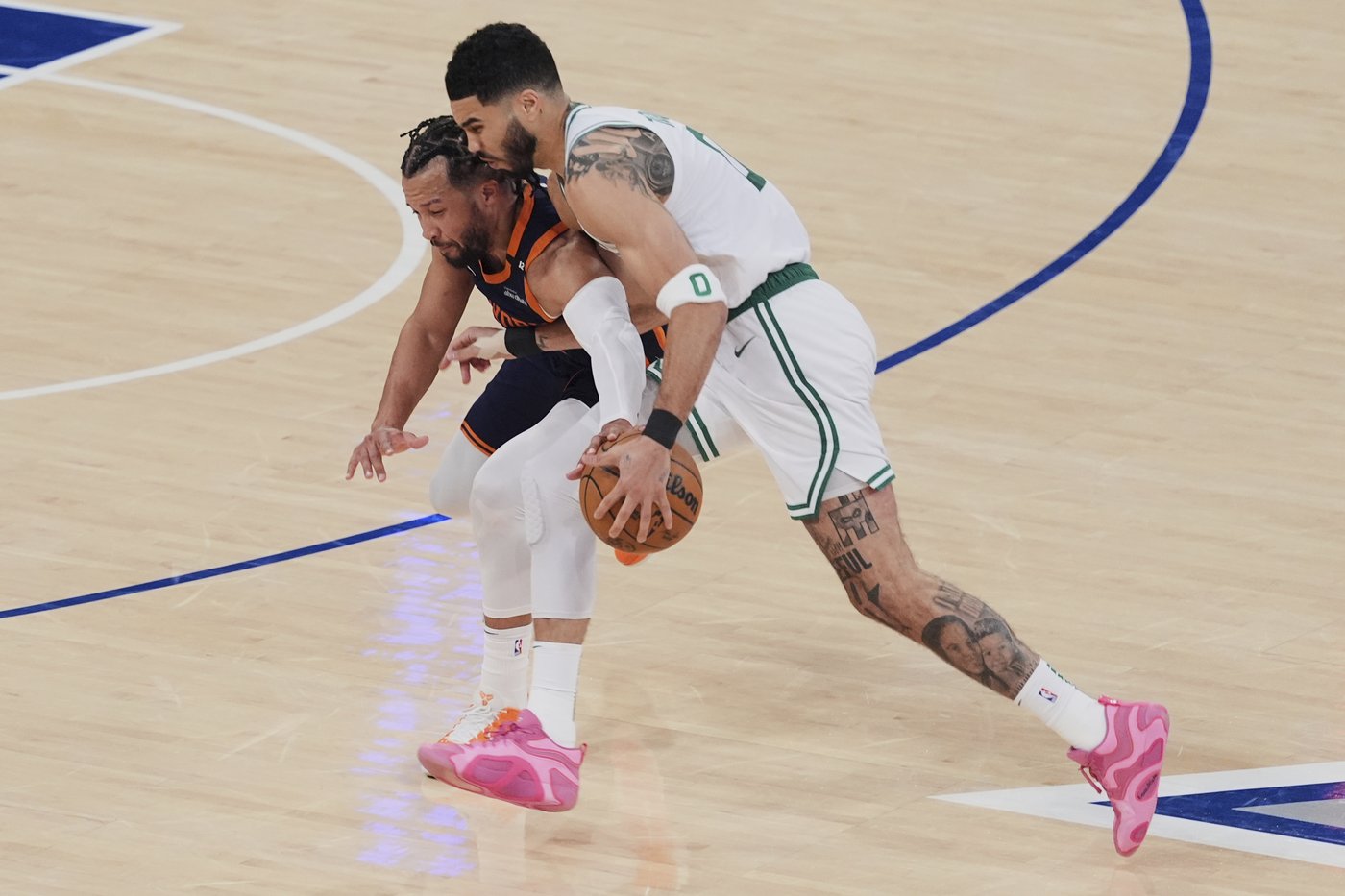 Jayson Tatum carried off floor with right leg injury and Celtics star will have MRI | iNFOnews.ca Jayson Tatum carried off floor with right leg injury and Celtics star will have MRI | iNFOnews.ca