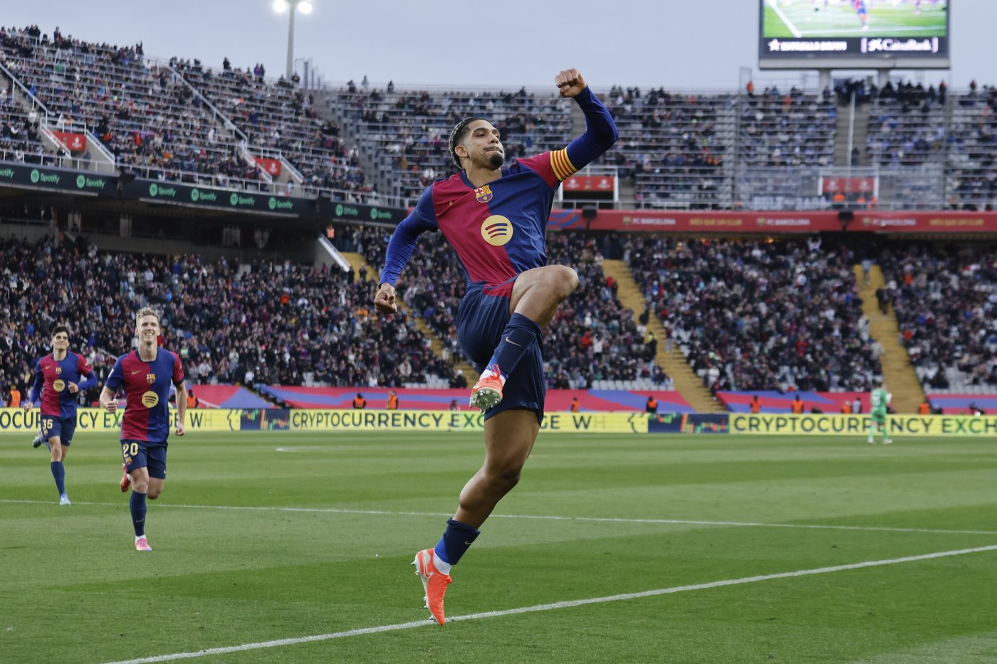 Barcelona routs 10-man Real Sociedad 4-0 to go top in Spain | iNFOnews.ca