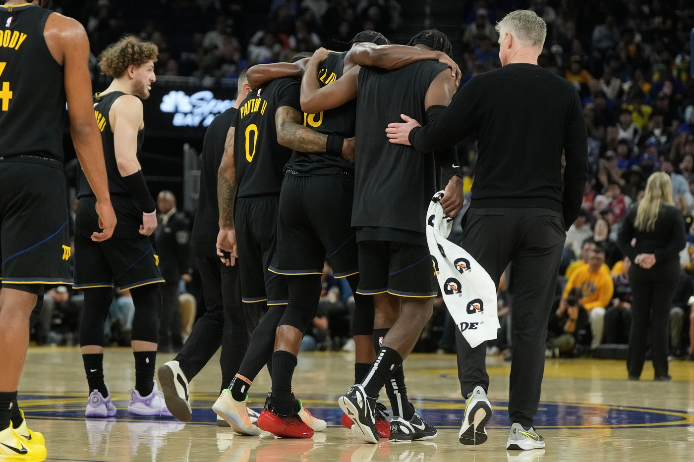 Warriors star Jimmy Butler goes down with right knee injury in win over Heat | iNFOnews.ca