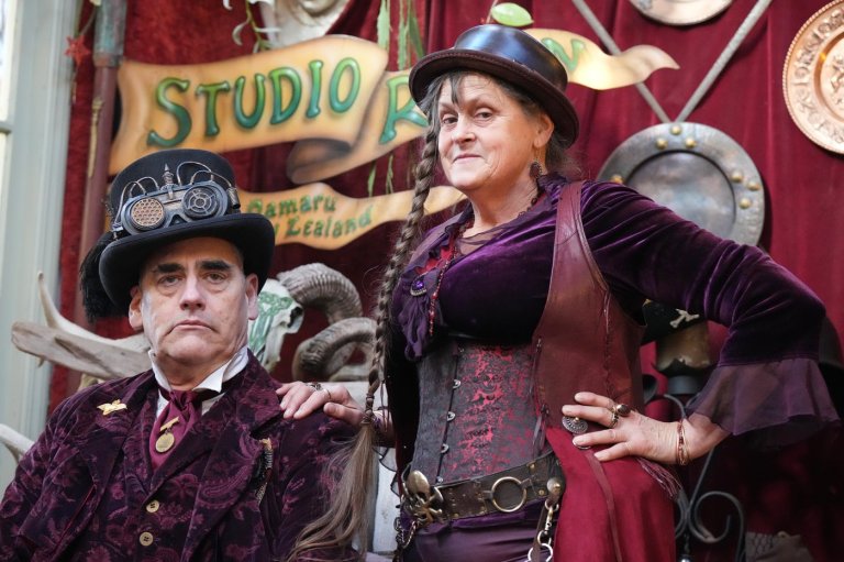 Photos show airship captains and Victorian inventors flocking to a New Zealand steampunk festival | iNFOnews.ca