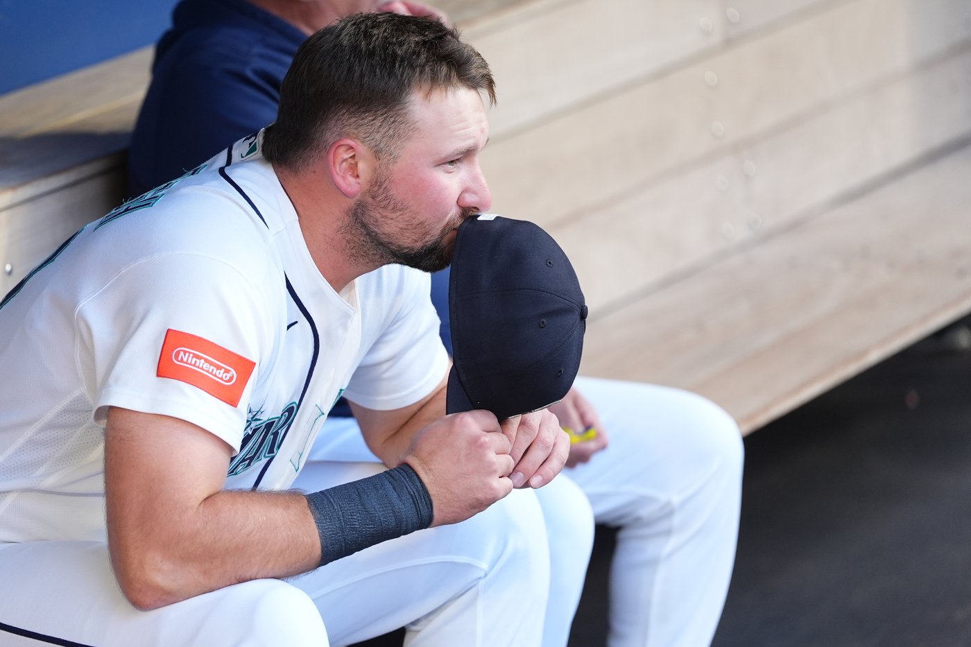 Mariners' Cal Raleigh takes first swings since right oblique injury, hits off a tee | iNFOnews.ca