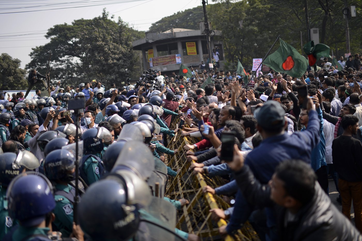 Supporters of Bangladesh Nationalist Party march in protest at attacks in India | iNFOnews.ca Supporters of Bangladesh Nationalist Party march in protest at attacks in India | iNFOnews.ca