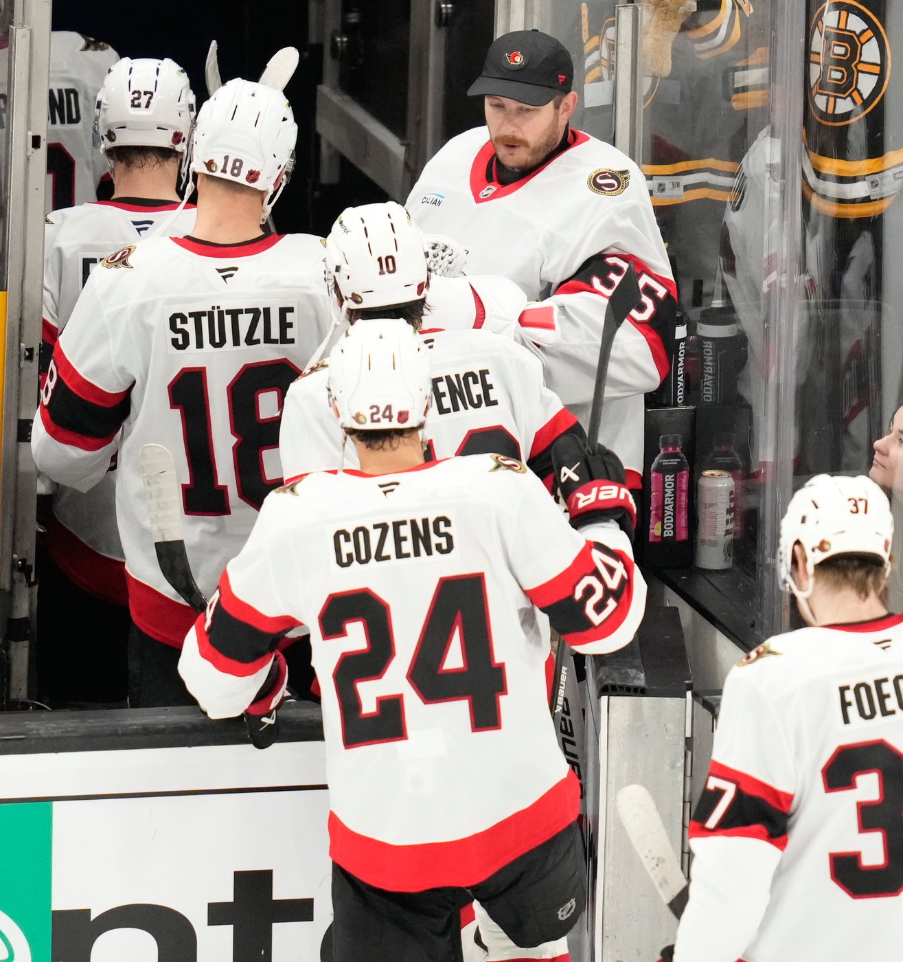 Senators goalie Linus Ullmark leaves game at the Bruins after two periods | iNFOnews.ca Senators goalie Linus Ullmark leaves game at the Bruins after two periods | iNFOnews.ca