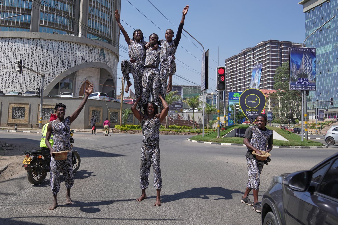 Street acrobats entertain motorists stuck in the Kenyan capital's notorious traffic | iNFOnews.ca