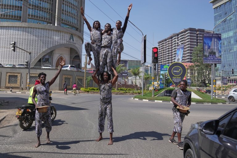 Street acrobats entertain motorists stuck in the Kenyan capital's notorious traffic | iNFOnews.ca