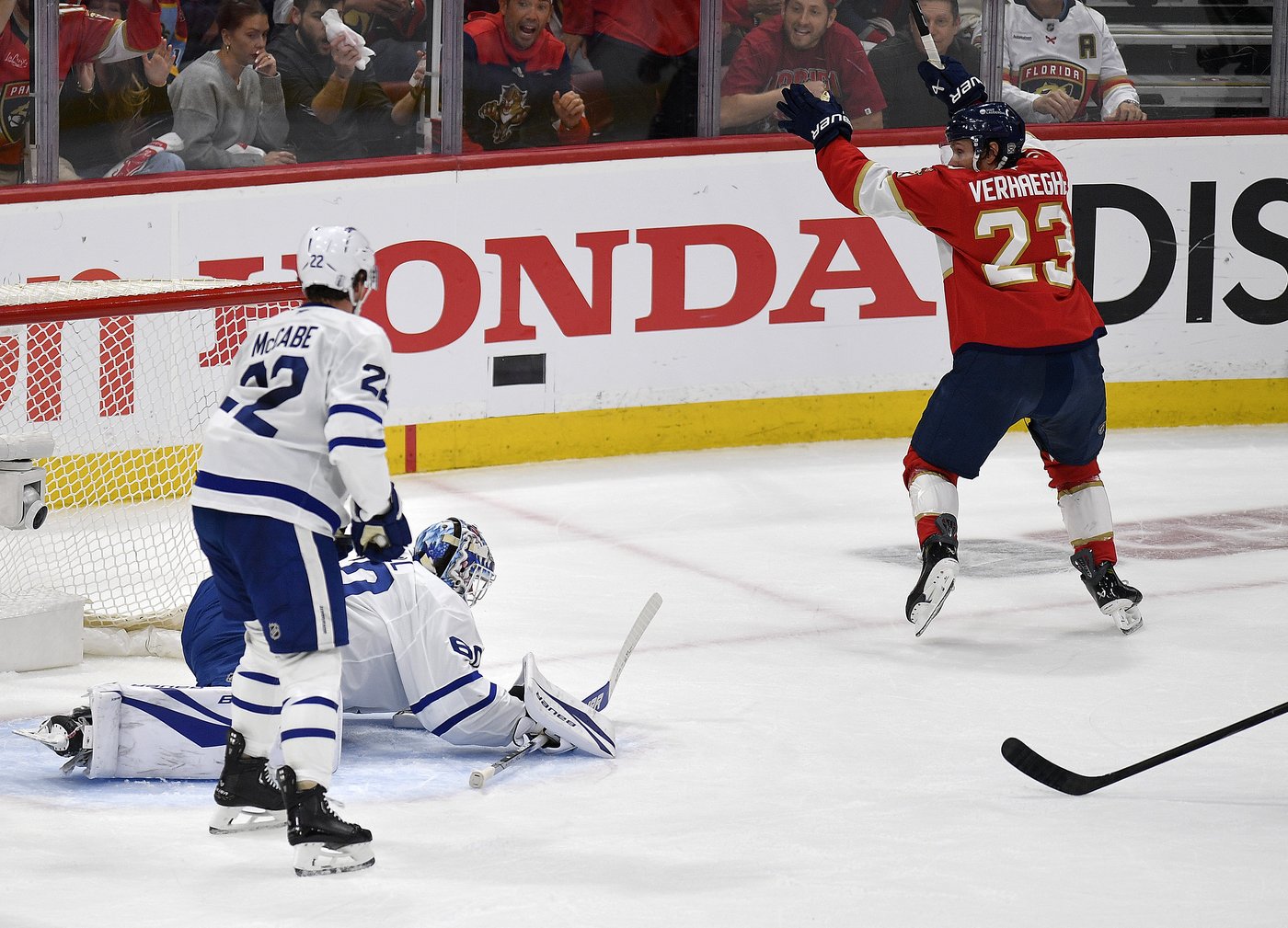 Bobrovsky stops 23 shots, Panthers top Maple Leafs 2-0 in Game 4 to tie series | iNFOnews.ca