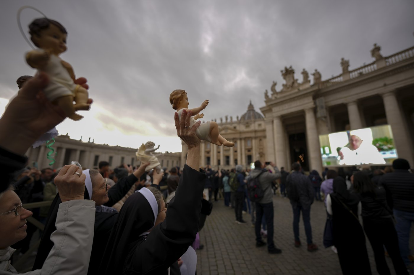 Pope Francis calls for a ceasefire on all fronts in his prayer ahead of Christmas | iNFOnews.ca
