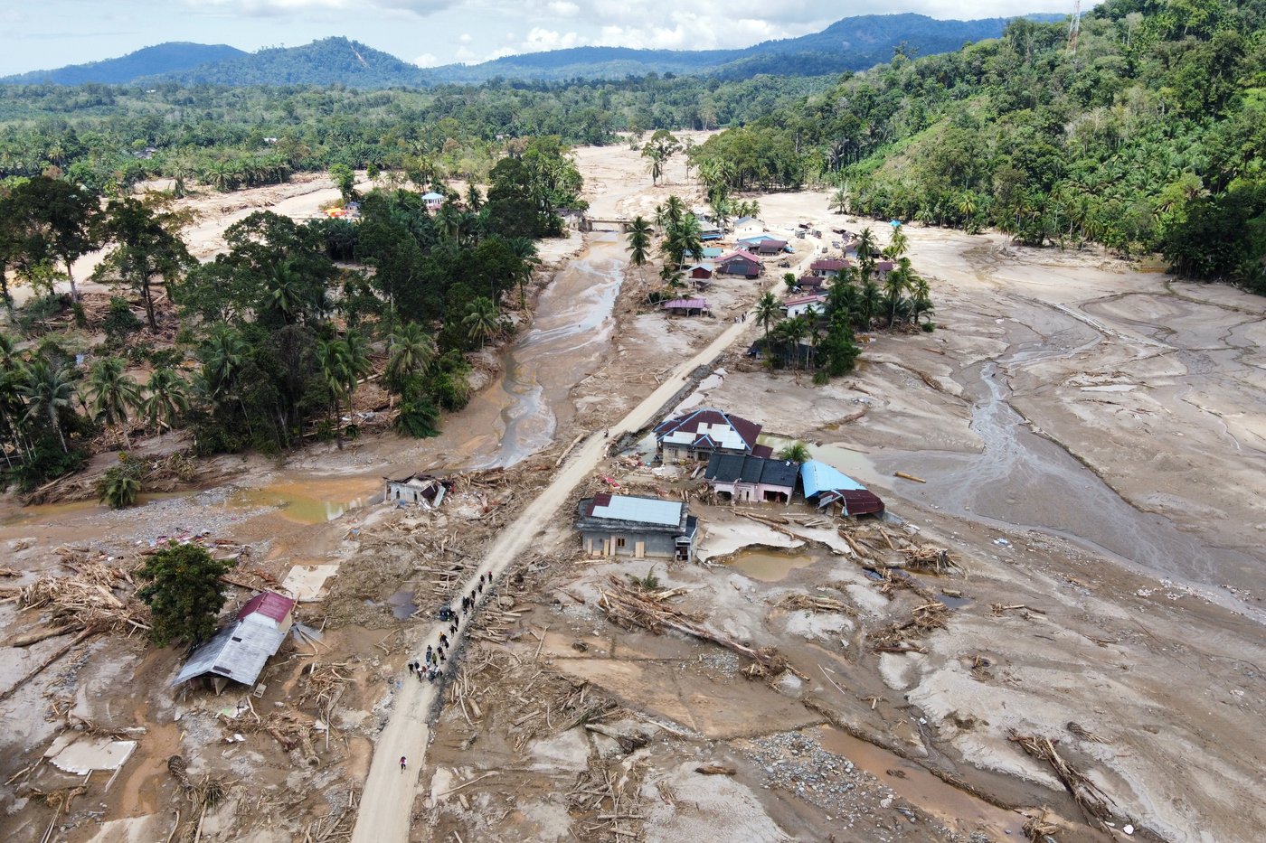Over 800 people are still missing after flooding in Indonesia, Sri Lanka and Thailand | iNFOnews.ca