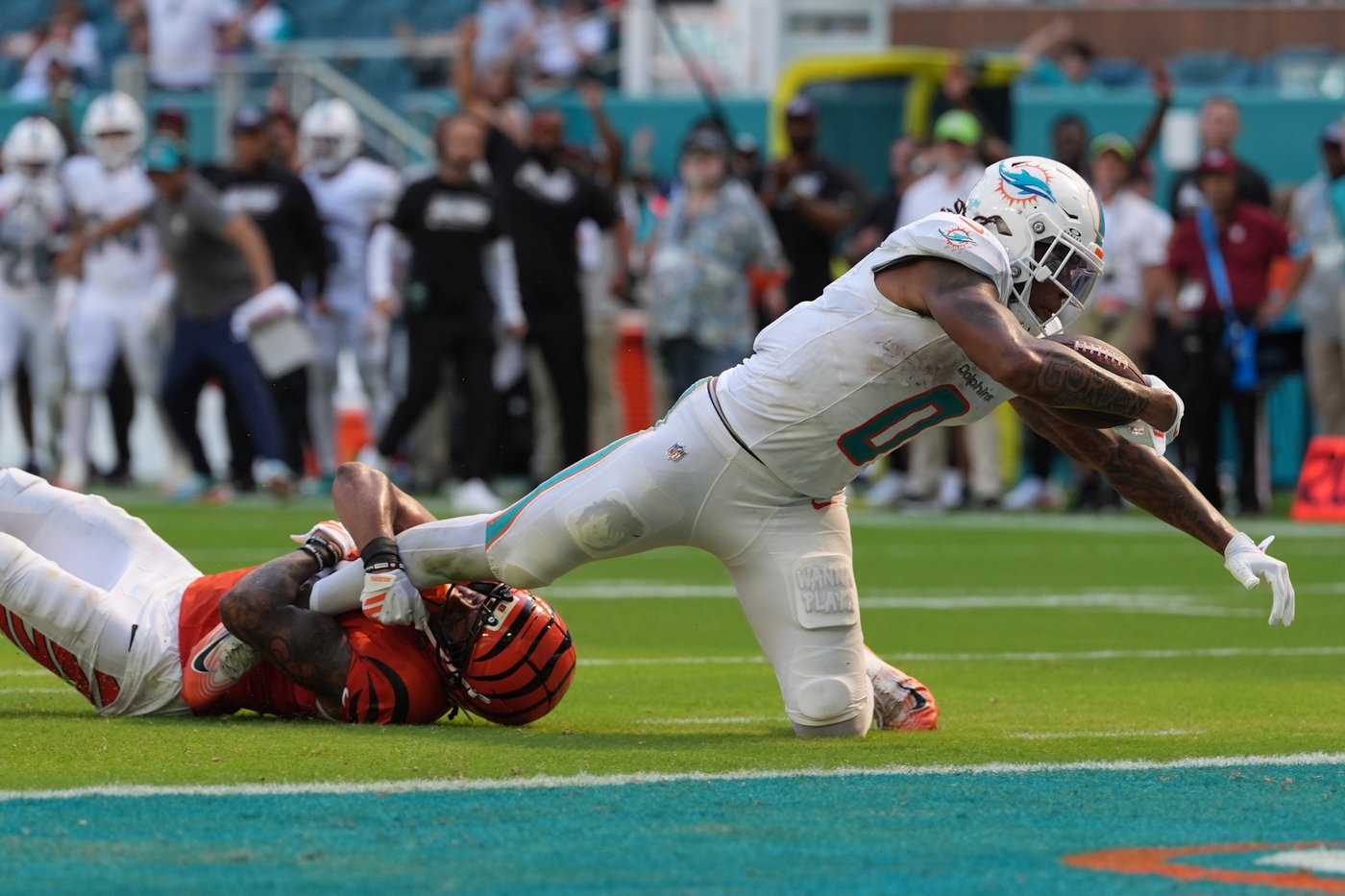Burrow throws 4 TDs, Battle has pair of interceptions as Bengals beat Dolphins 31-24 | iNFOnews.ca