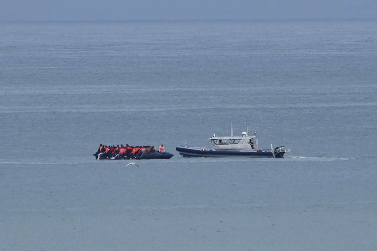3 migrants die trying to cross the English Channel from France | iNFOnews.ca