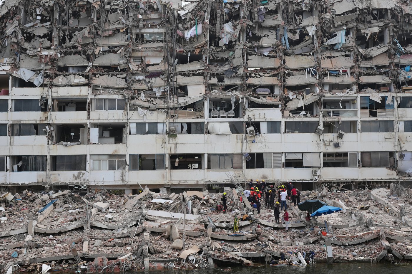 Photos show rescue efforts across earthquake-ravaged Venezuela | iNFOnews.ca