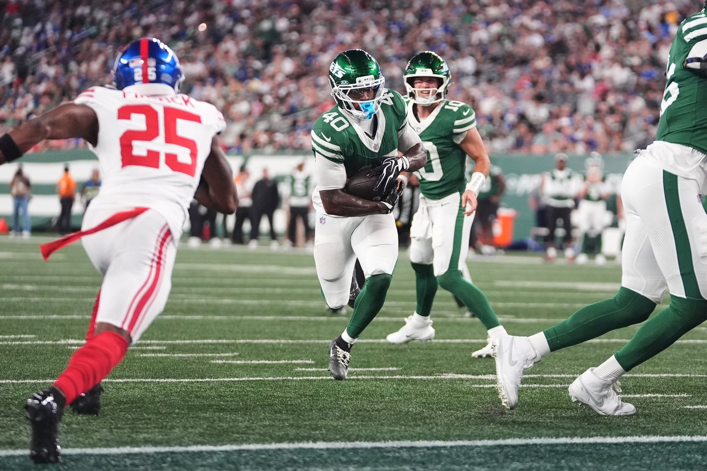 Jets' Aaron Glenn says rookie running back Chip Trayanum should be 'just fine' after neck injury | iNFOnews.ca Jets' Aaron Glenn says rookie running back Chip Trayanum should be 'just fine' after neck injury | iNFOnews.ca