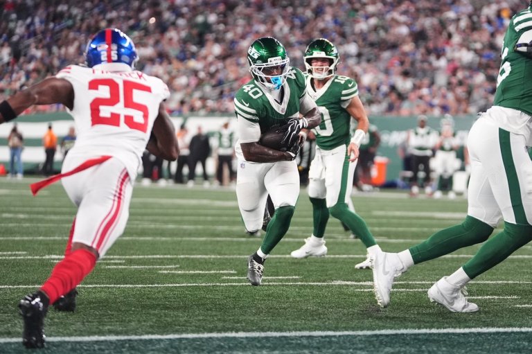 Jets rookie running back Chip Trayanum taken to hospital after injuring neck vs. Giants | iNFOnews.ca