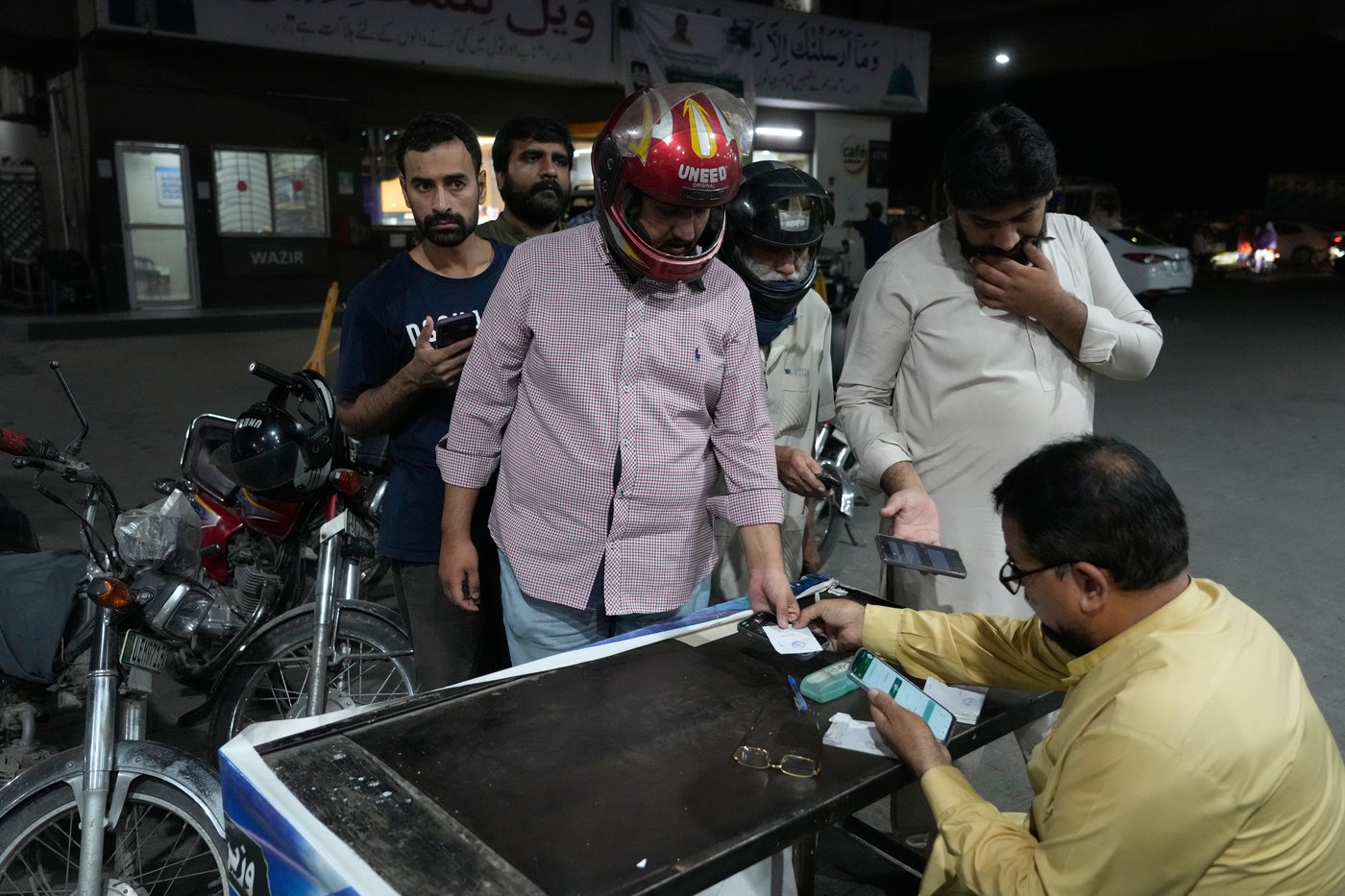 Pakistan's subsidies benefit 10M low-income people as war drives up fuel prices | iNFOnews.ca Pakistan's subsidies benefit 10M low-income people as war drives up fuel prices | iNFOnews.ca