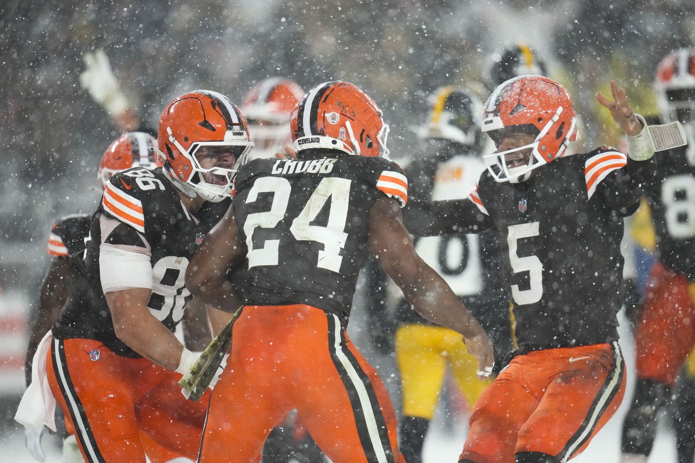 Nick Chubb plows through heavy snow for 2-yard TD, giving Browns 24-19 win over Steelers | iNFOnews.ca