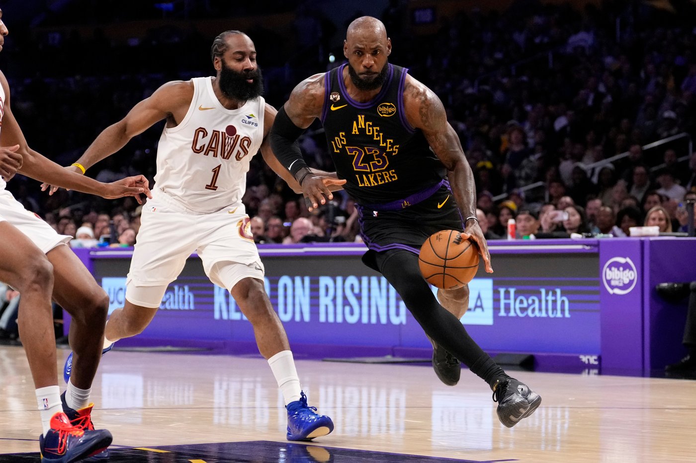 Luka Doncic scores 42 as Lakers blow past Cavaliers 127-113 | iNFOnews.ca