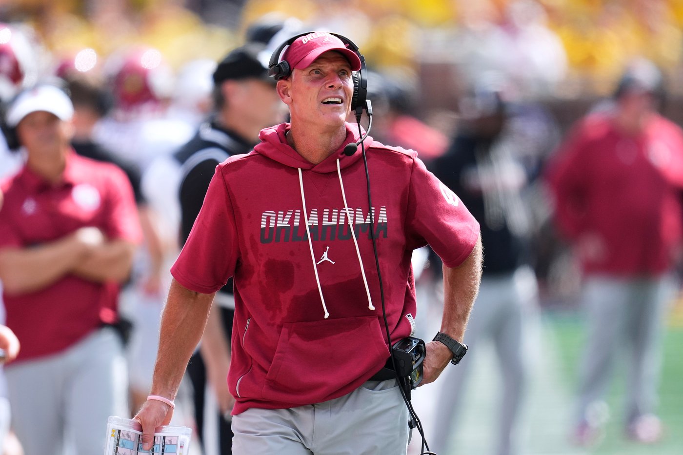 No. 11 Oklahoma LB Kip Lewis leaves Michigan game and will miss some time with knee injury | iNFOnews.ca
