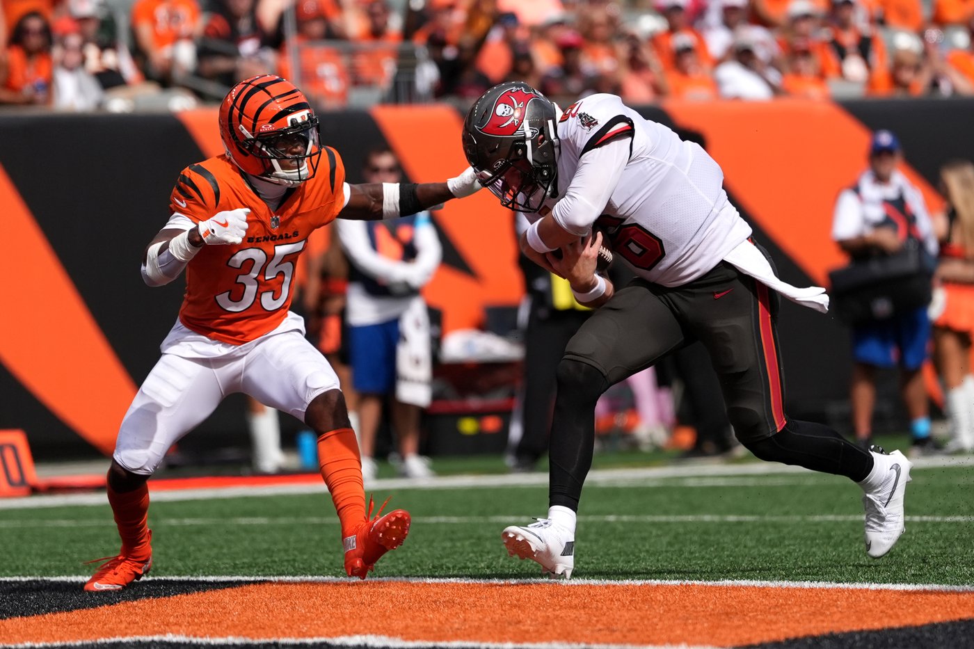 Turnover-prone Baker Mayfield turns attention to matchup against Browns | iNFOnews.ca