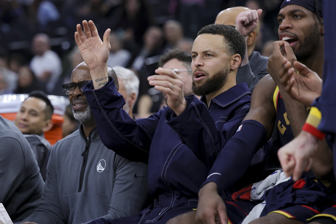 Clippers hang on to beat slumping Curry-less Warriors 102-92 with 6 players in double figures | iNFOnews.ca Clippers hang on to beat slumping Curry-less Warriors 102-92 with 6 players in double figures | iNFOnews.ca