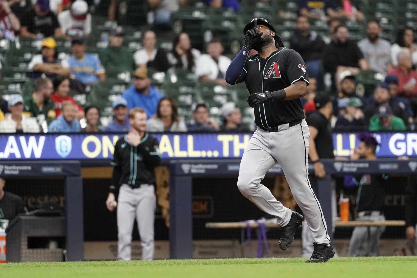 NL Central champion Brewers overcome 8-run deficit and beat Diamondbacks 10-9 | iNFOnews.ca