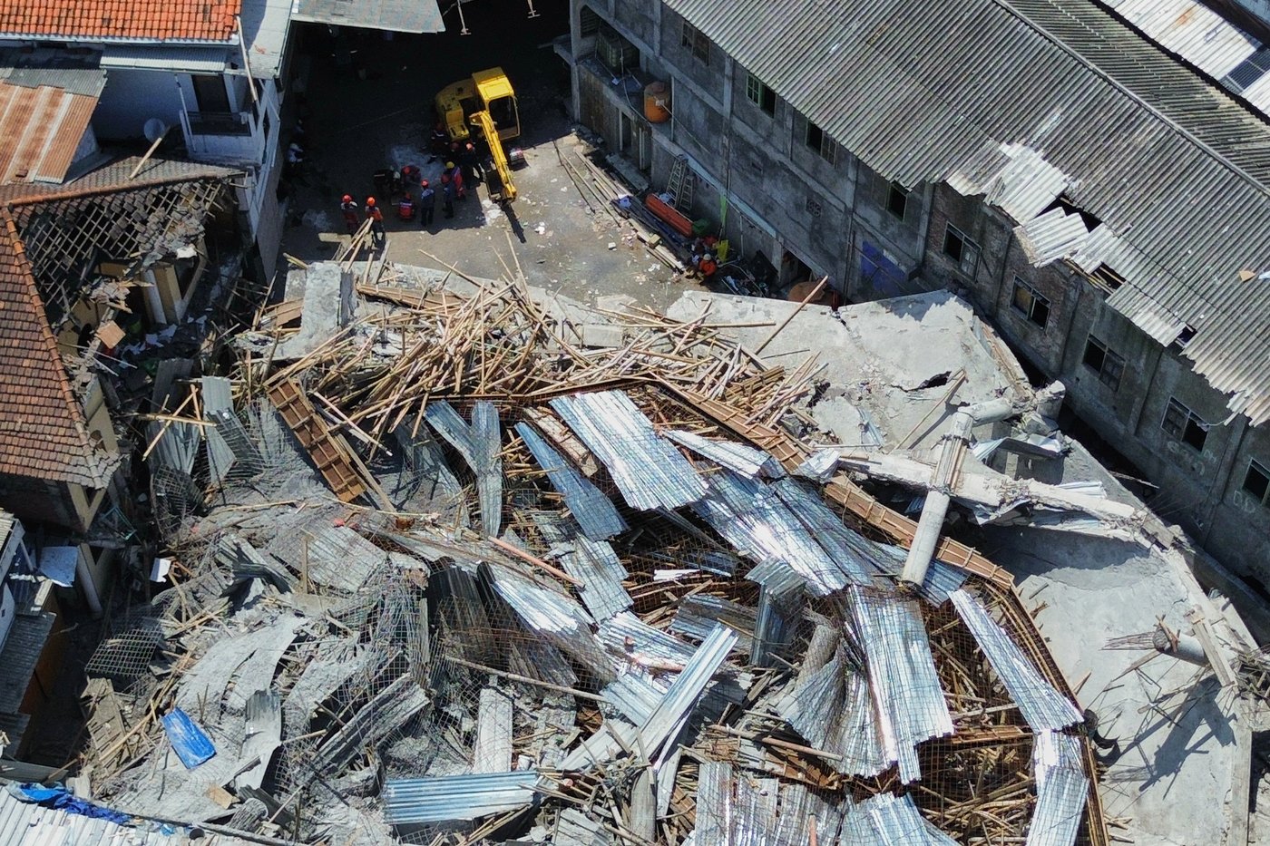 Photos from the collapse of an Islamic school building in Indonesia | iNFOnews.ca