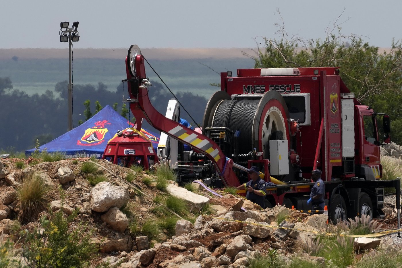 Dozens of survivors and dead pulled from abandoned South African mine as hundreds remain underground | iNFOnews.ca