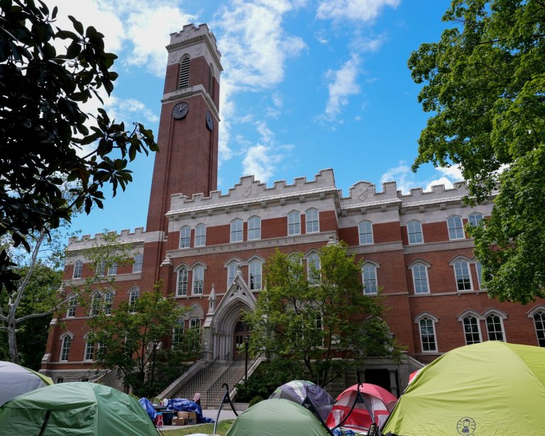 With no takers yet, White House sets meeting with colleges still weighing an agreement with Trump | iNFOnews.ca