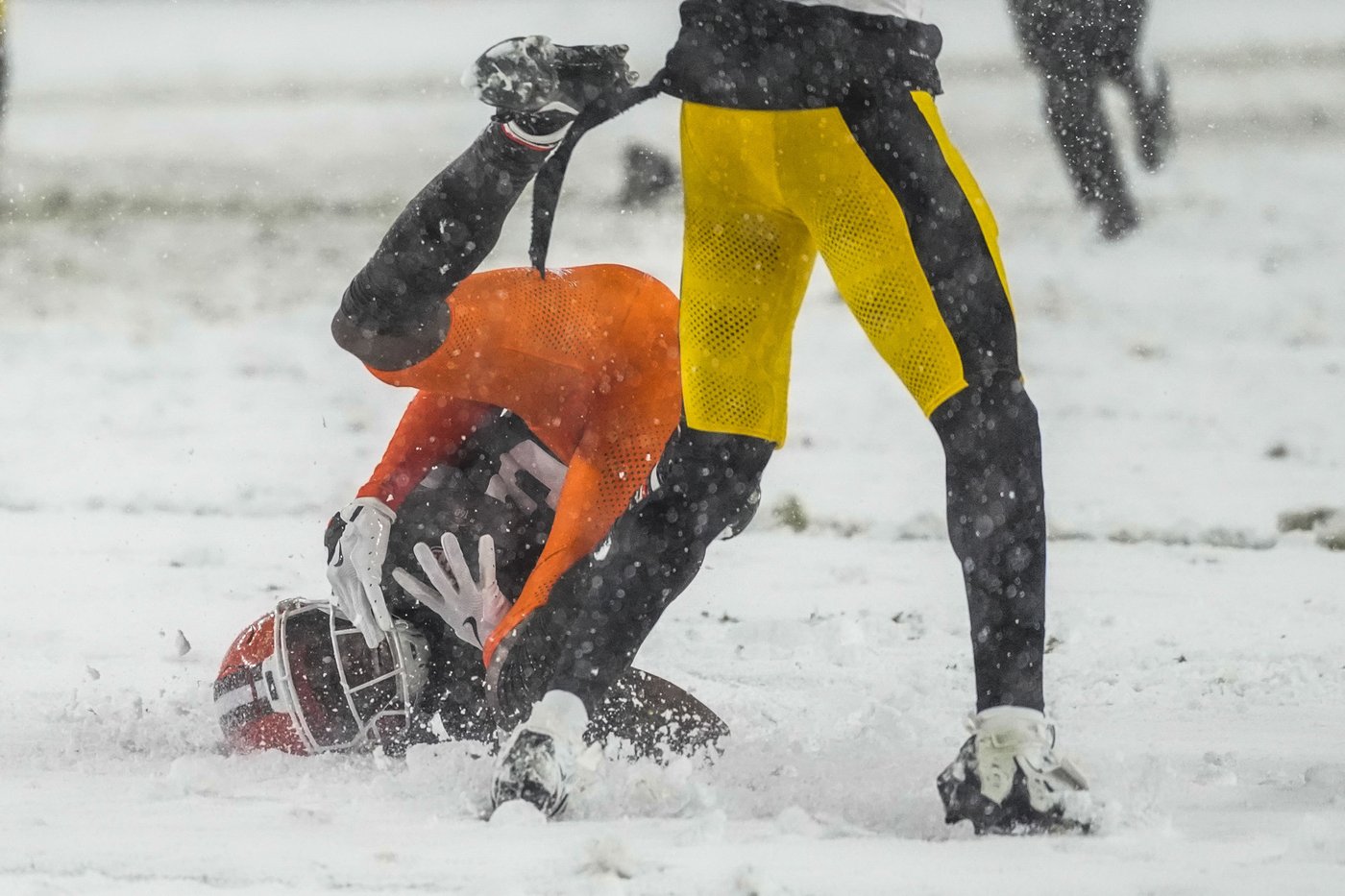 Nick Chubb plows through heavy snow for 2-yard TD, giving Browns 24-19 win over Steelers | iNFOnews.ca Nick Chubb plows through heavy snow for 2-yard TD, giving Browns 24-19 win over Steelers | iNFOnews.ca