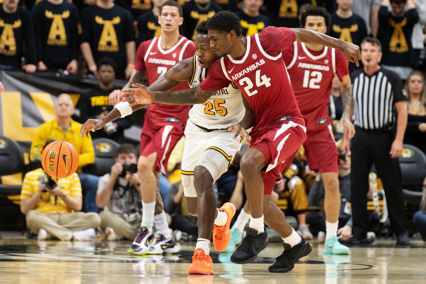 No. 20 Arkansas beats Missouri 88-84 in OT to give Calipari his 900th career win | iNFOnews.ca