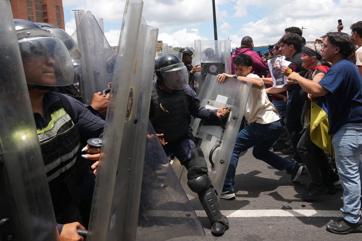 Students protest in Venezuela after deaths of political prisoner and his mother | iNFOnews.ca Students protest in Venezuela after deaths of political prisoner and his mother | iNFOnews.ca