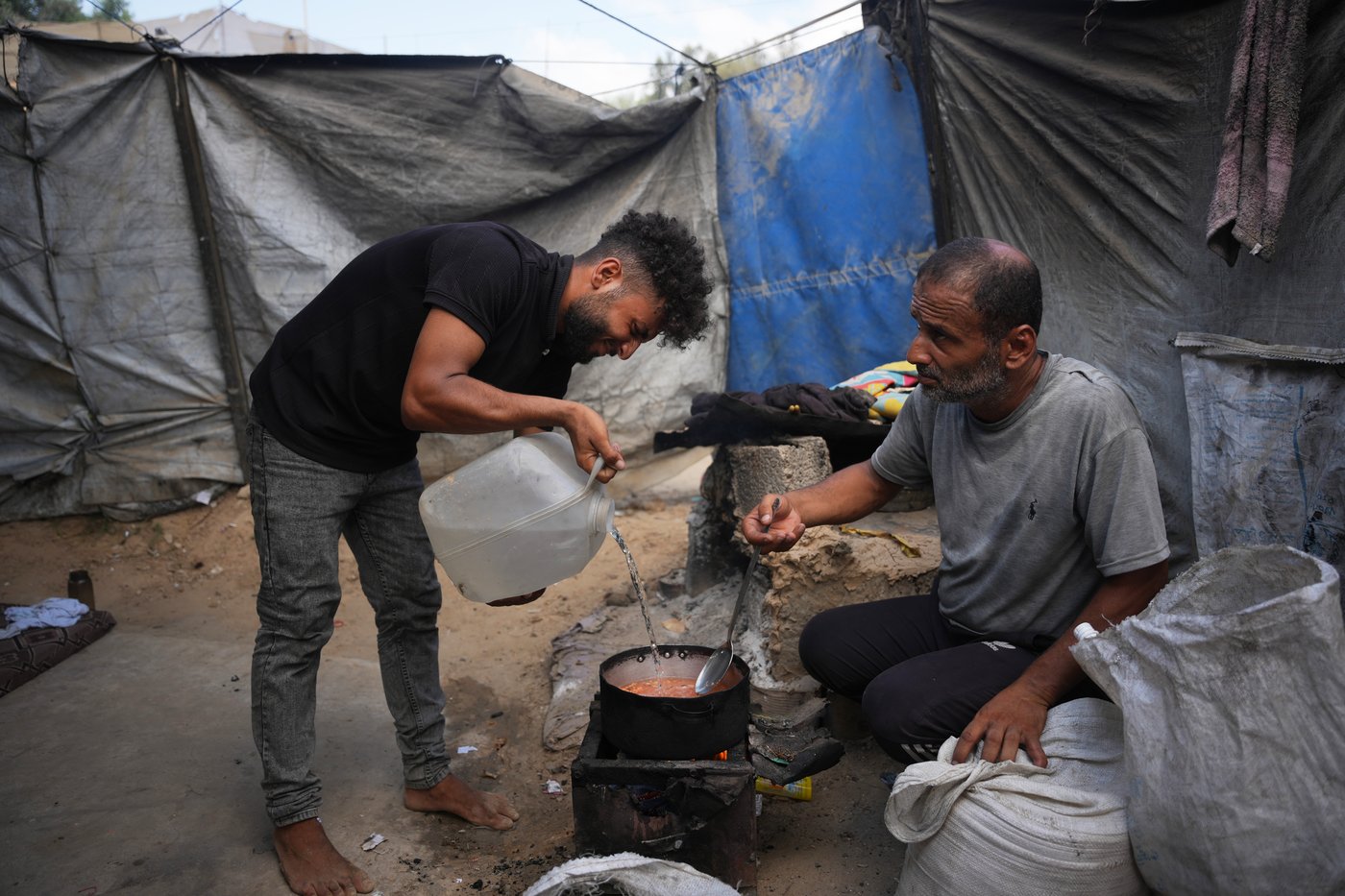 Palestinians in Gaza scavenge trash for things to burn to cook meals, in photos | iNFOnews.ca