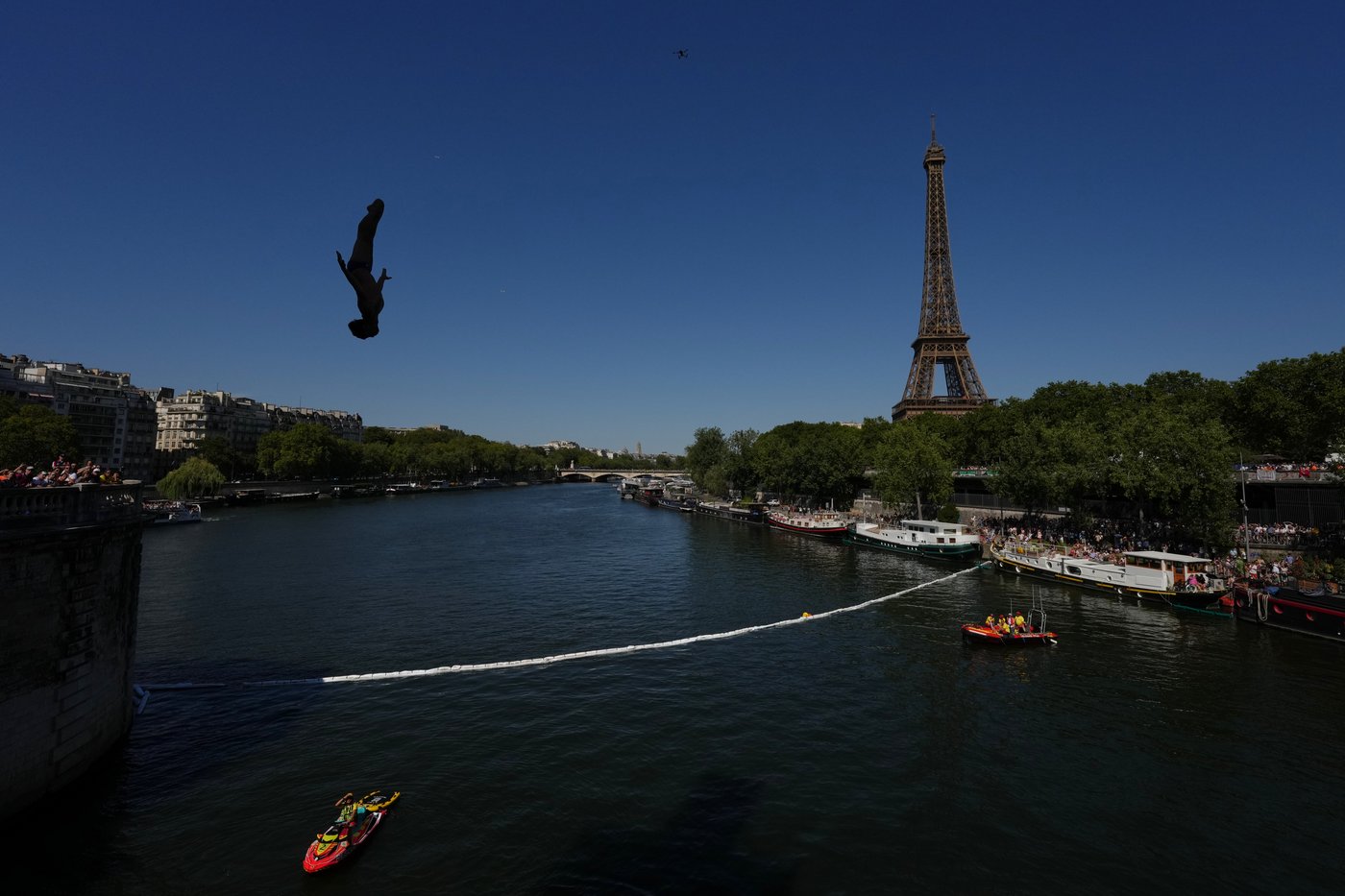 High divers take the plunge in the Seine in a new test of Paris’ reclaimed river | iNFOnews.ca