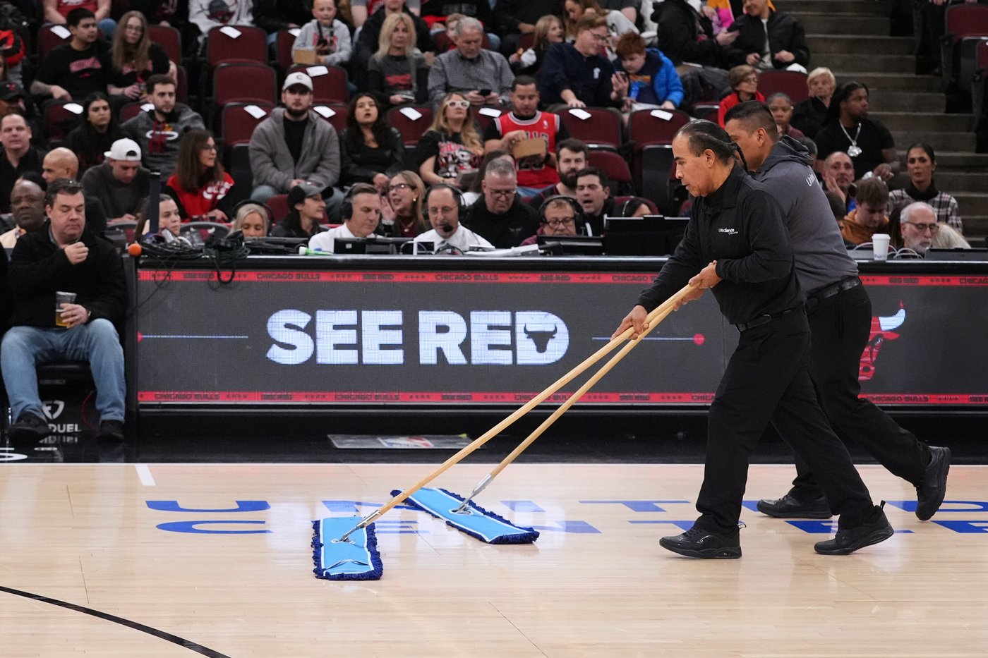 Heat-Bulls game at the United Center postponed due to condensation on the court | iNFOnews.ca