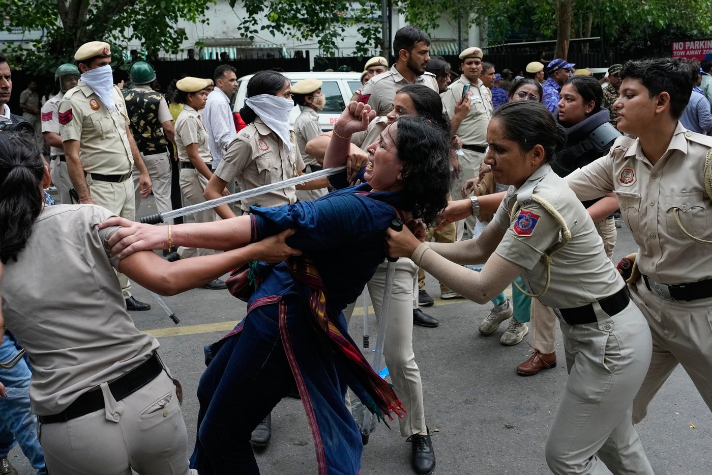 Photos of police cracking down on India’s youth-led 'cockroach' movement in New Delhi | iNFOnews.ca