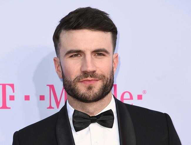 Sam Hunt makes chart history with "Body Like a Back Road" | iNFOnews.ca CP898337721
