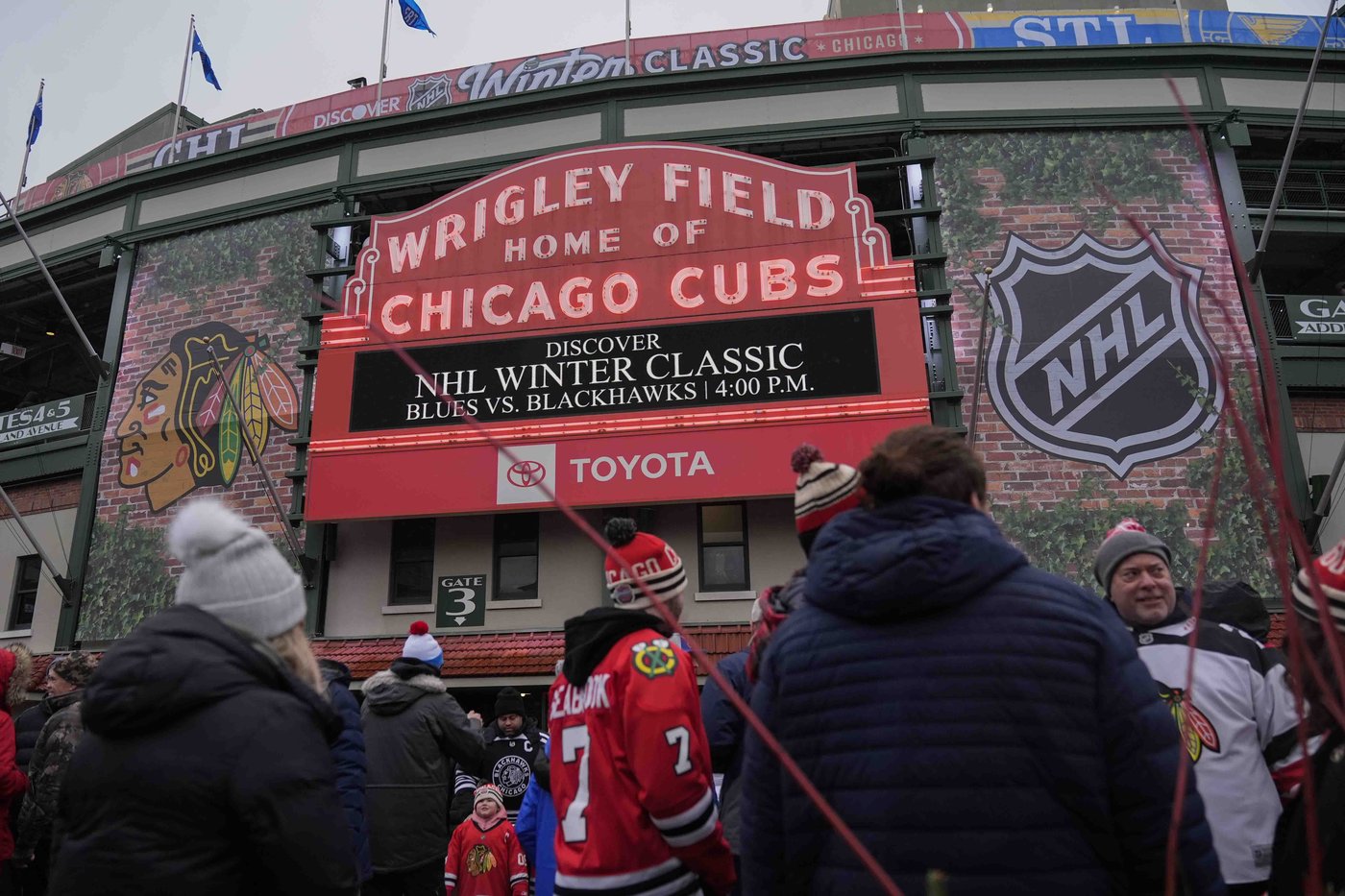 Bedard and the Blackhawks ride the L to Wrigley Field for Winter Classic | iNFOnews.ca Bedard and the Blackhawks ride the L to Wrigley Field for Winter Classic | iNFOnews.ca
