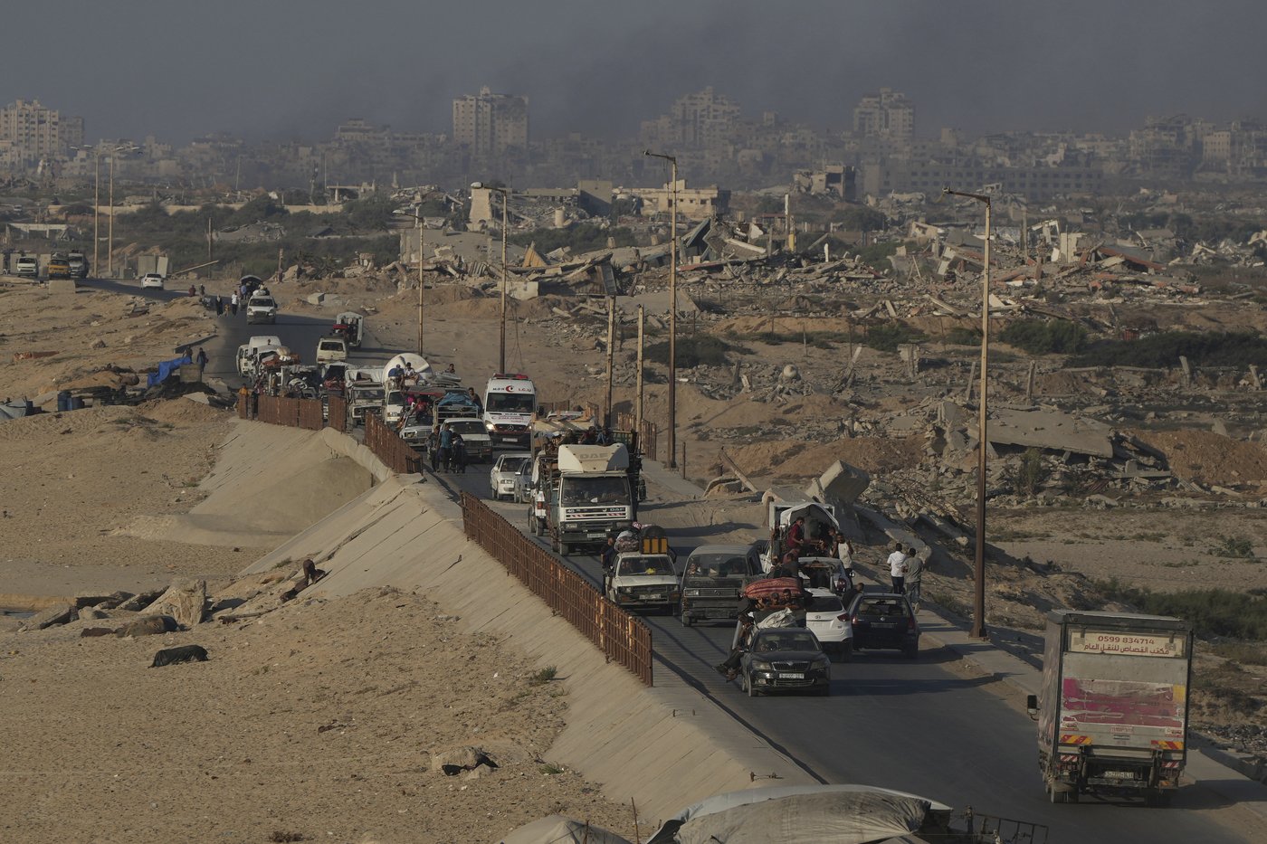Photos show displaced Palestinians fleeing the northern Gaza Strip | iNFOnews.ca