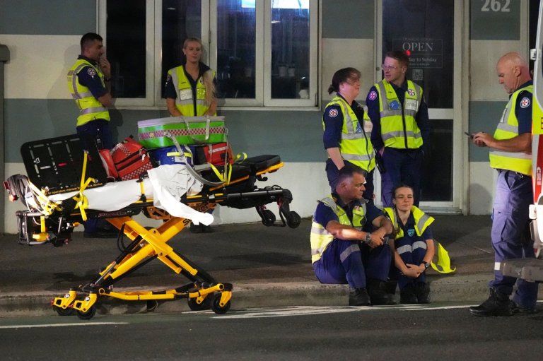 Gunmen kill 9 people at Sydney's Bondi Beach with 1 shooter dead and another arrested | iNFOnews.ca