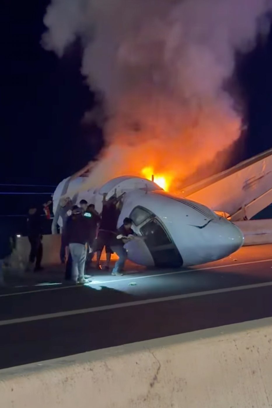 With a sledgehammer and a shovel, volunteers raced to save passengers in Texas plane crash | iNwheels