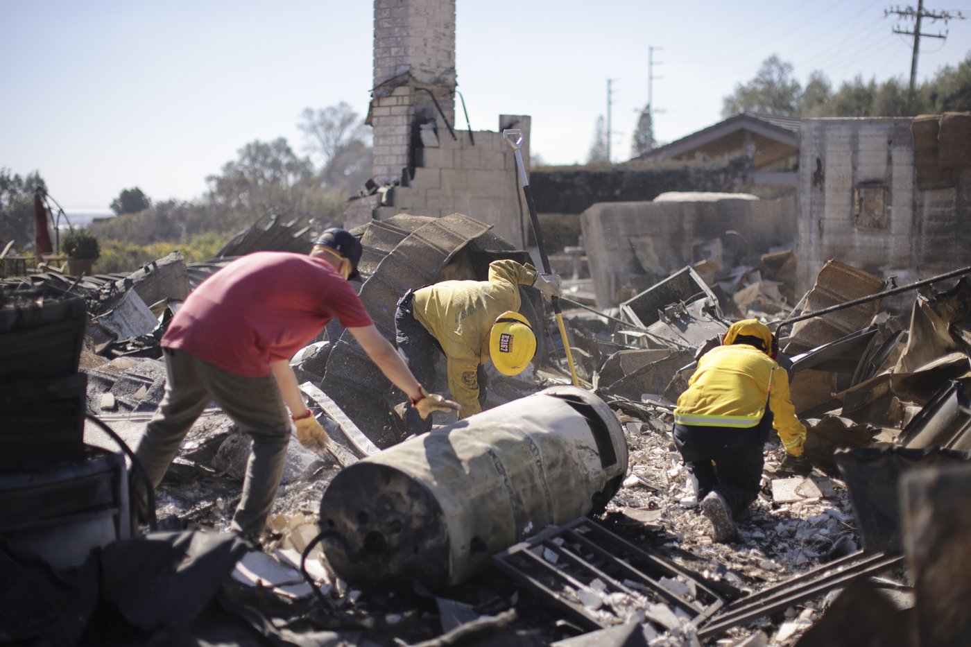 Southern California wildfire destroys 132 structures as officials look for fierce winds to subside | iNFOnews.ca