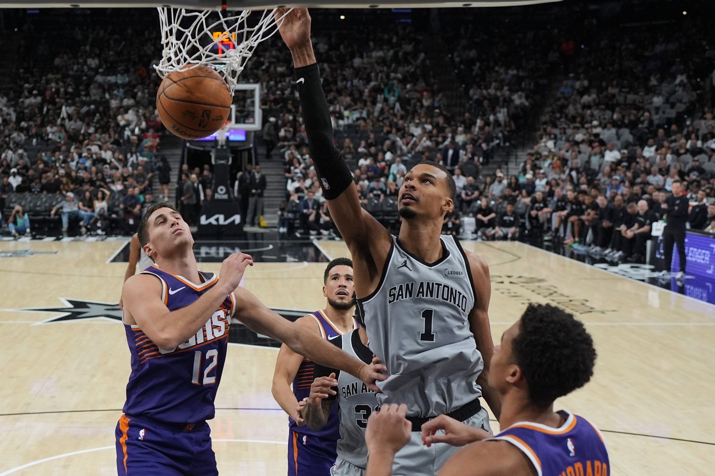 Wembanyama leads Spurs by Suns to end 6-season playoff drought, stirring memories of historic run | iNFOnews.ca
