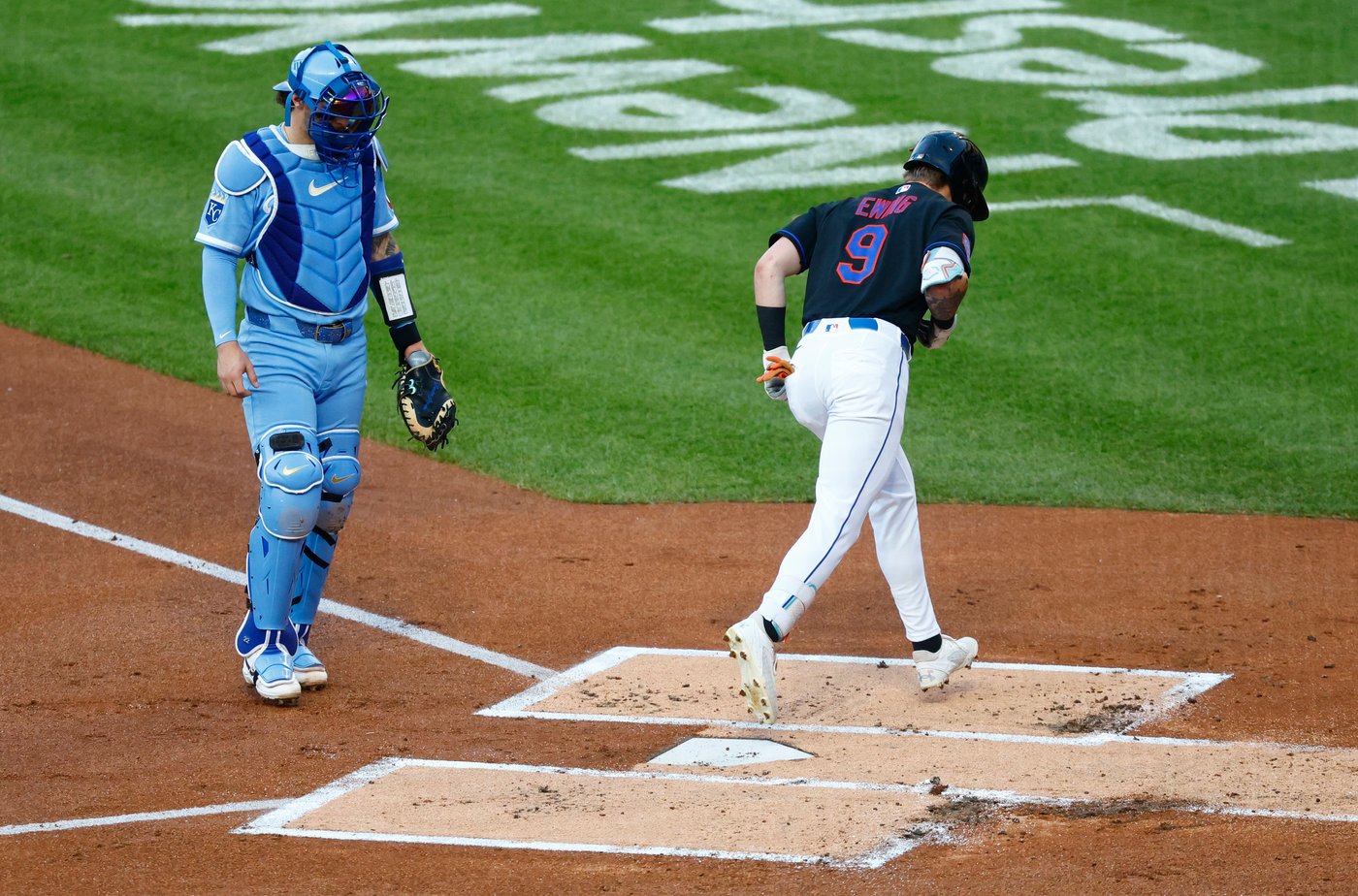 Jared Young hit by a pitch with the bases loaded, ignites a 5-run eighth as Mets beat Royals 6-2 | iNFOnews.ca Jared Young hit by a pitch with the bases loaded, ignites a 5-run eighth as Mets beat Royals 6-2 | iNFOnews.ca