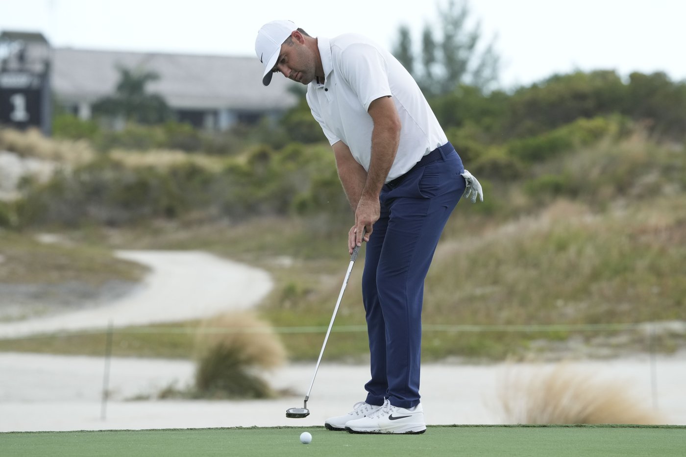 Scottie Scheffler has new putting grip and trails Cameron Young by 3 in Bahamas | iNFOnews.ca