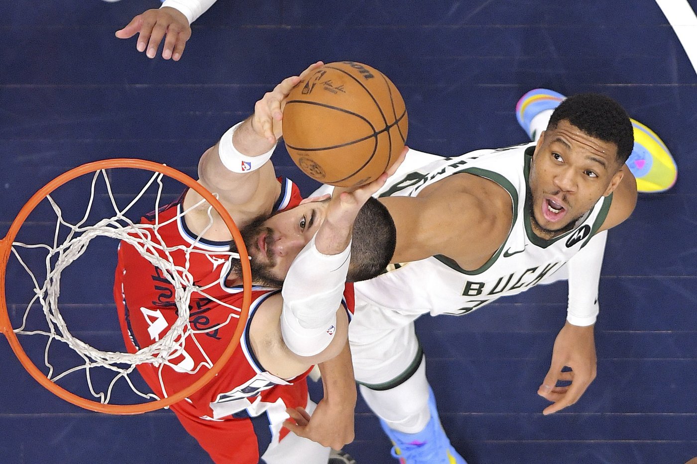 Harden scores 40 points to lead Clippers over Bucks 127-117, snapping Milwaukee's 5-game win streak | iNFOnews.ca