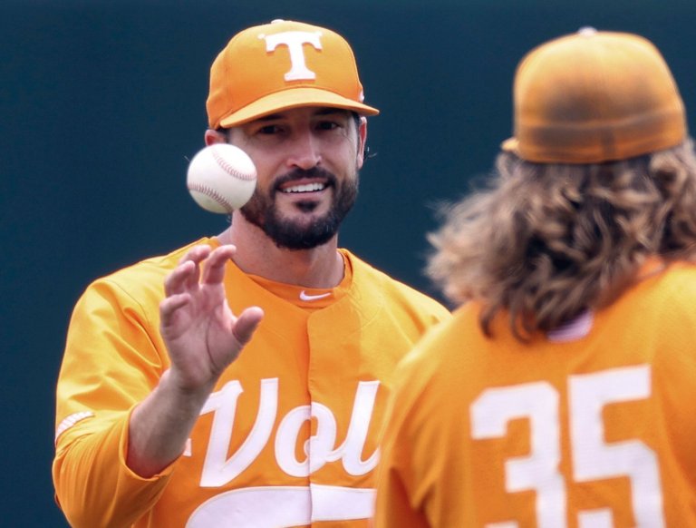 Giants hire Tennessee's Vitello as manager, gambling on a college coach with no pro experience | iNFOnews.ca