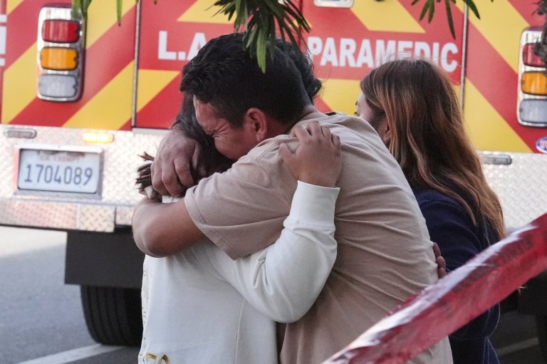 3 dead, 6 hurt after car hits bicyclist and crashes into Los Angeles grocery store | iNFOnews.ca