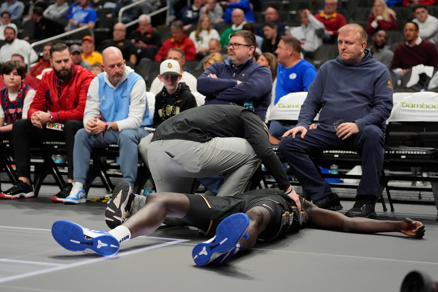 UCF's John Bol helped off court after collapsing and clutching his chest in Big 12 game | iNFOnews.ca UCF's John Bol helped off court after collapsing and clutching his chest in Big 12 game | iNFOnews.ca